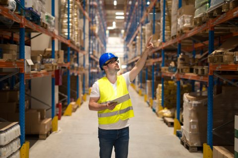 Controllo scaffalature di magazzino.